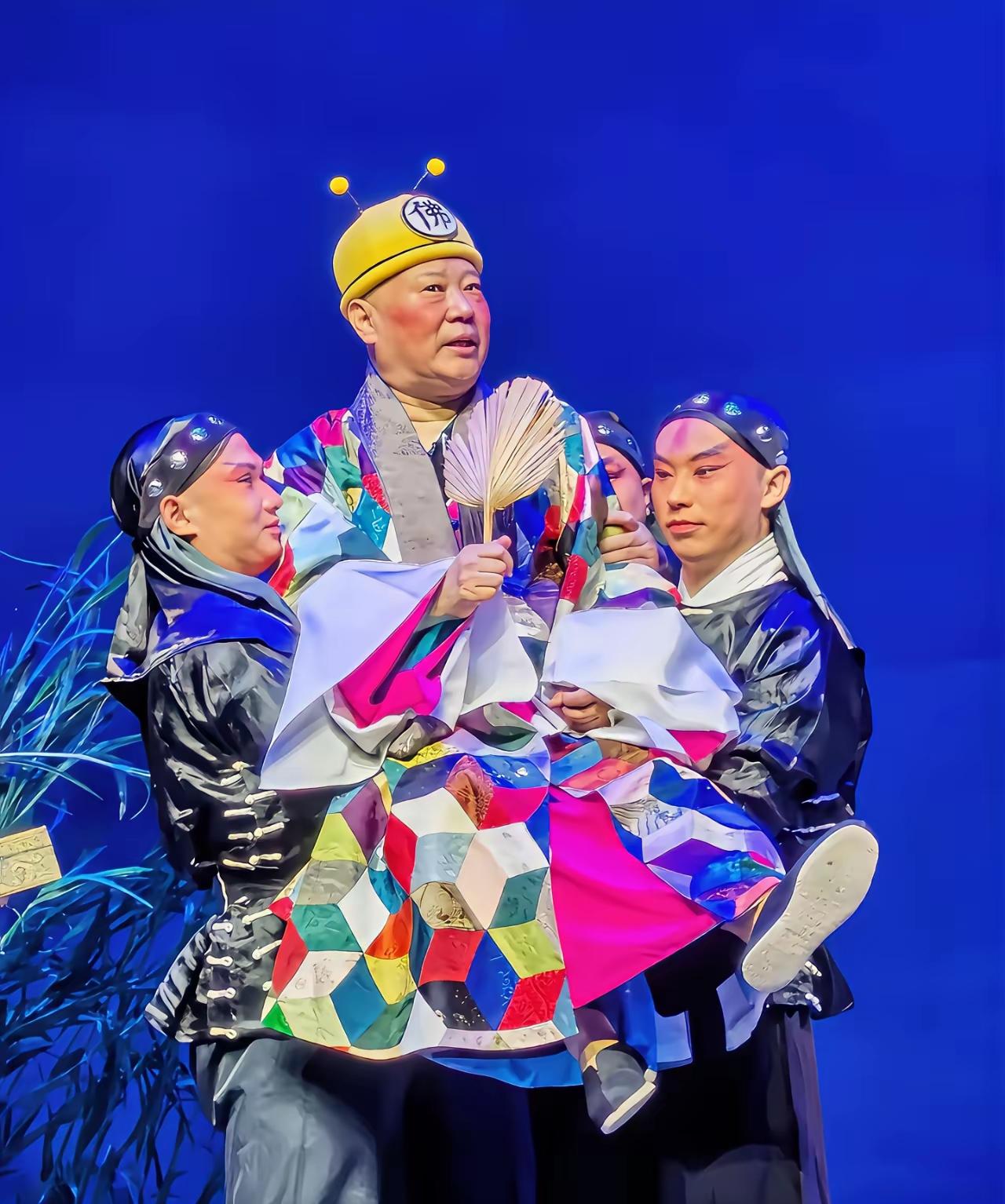 郭德纲这回真摊上事了！

7月24日，郭德纲在武汉演京剧《济公活佛》时，把《弹起
