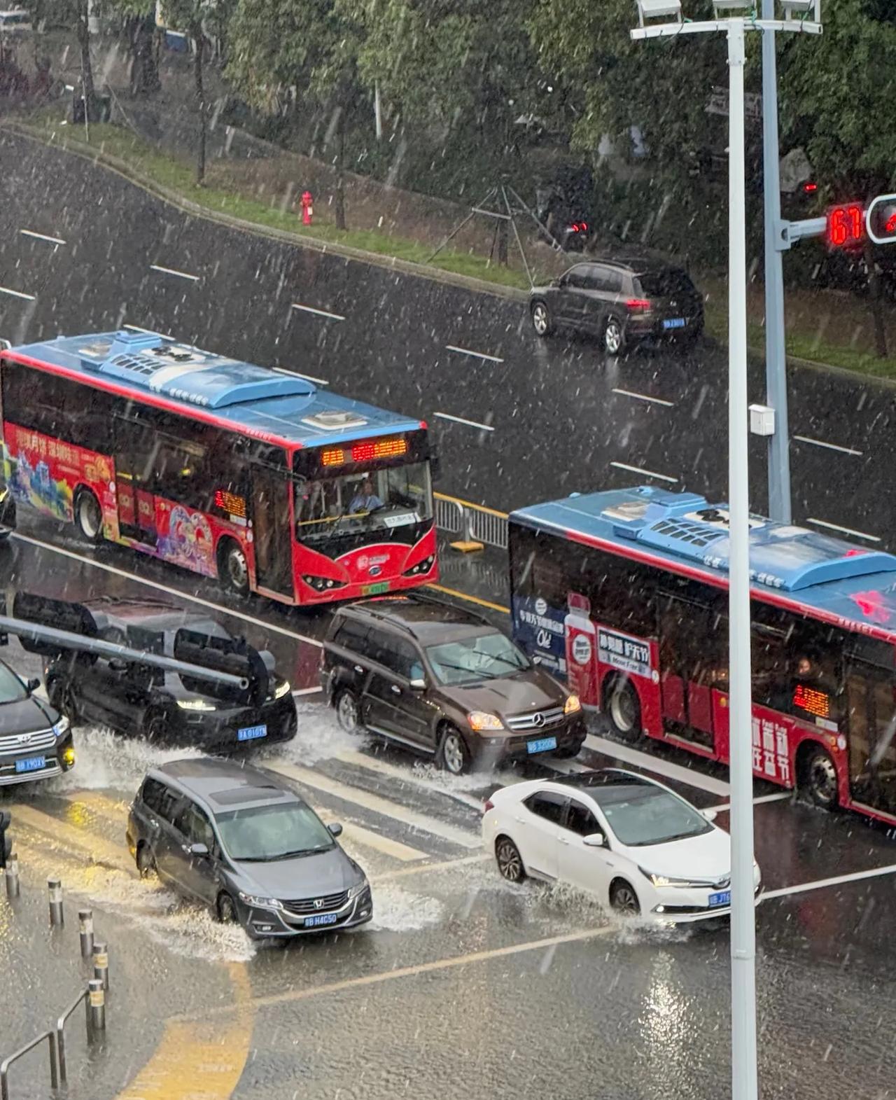 今年买车一定要警惕豪华二手泡水车[笑哭]

很多地方都遭遇水淹，保险公司在赔付车