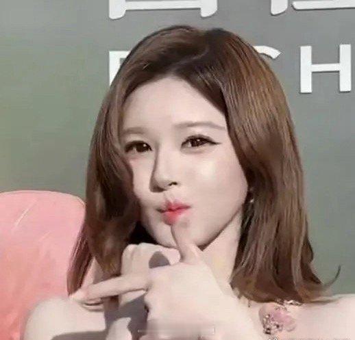 赵露思跳的这个手势舞和虞书欣之前的好像啊，手势和嘴都一样…… 