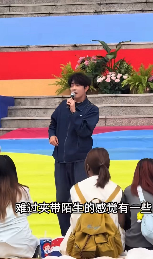 以为是广播结果是颜人中现场颜人中这个距离比内场票还近走出宿舍偶遇颜人中现场演唱 
