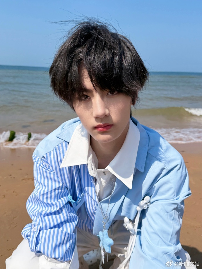 李煜东第一次来海边、李煜东海边玩沙子李煜东第一次来海边，海边玩沙子。沙滩上的元气