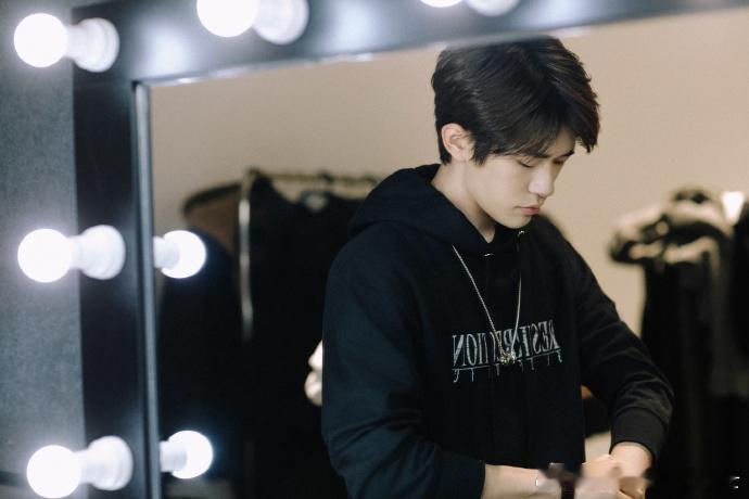 易烊千玺《狂野时代》首映礼生图曝光，顺毛造型清爽，黑卫衣配休闲西裤，眼神凌厉气场