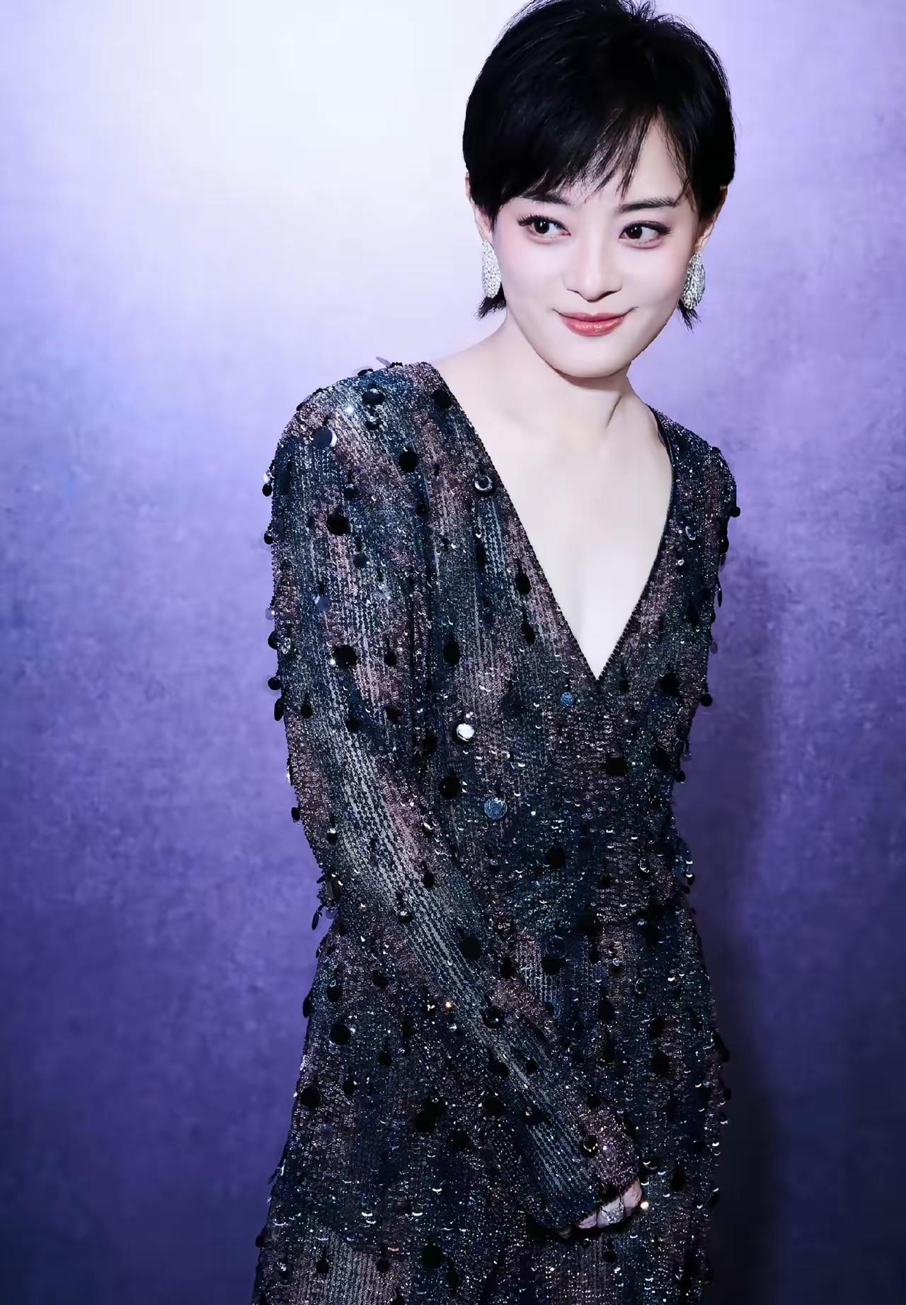 孙俪现在不竟美回来了，穿着打扮也来了个质的飞跃！

以前孙俪每次出镜都很土气，眼