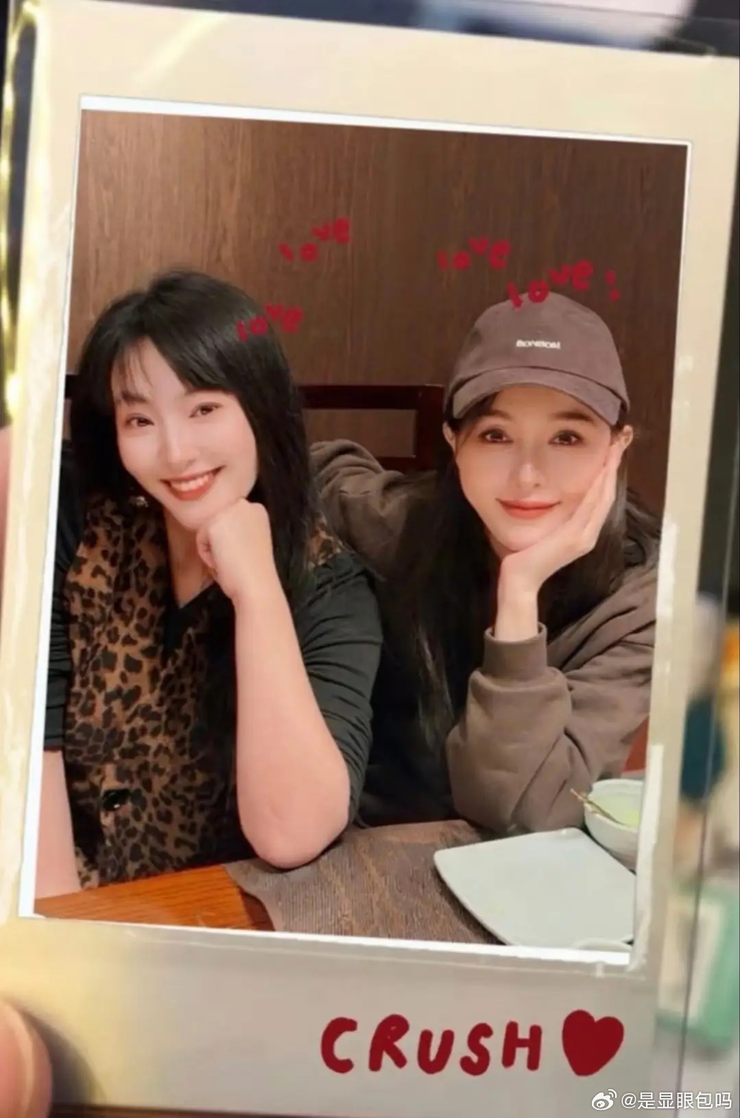 闺蜜晒与唐嫣合照，两人相识20多年，闺蜜与唐嫣女儿同一天生日！ 