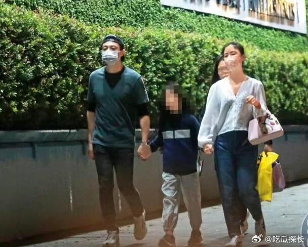 霍建华林心如一家三口出门霍建华林心如带女儿小海豚出门玩，他们家一有空都会陪孩子的