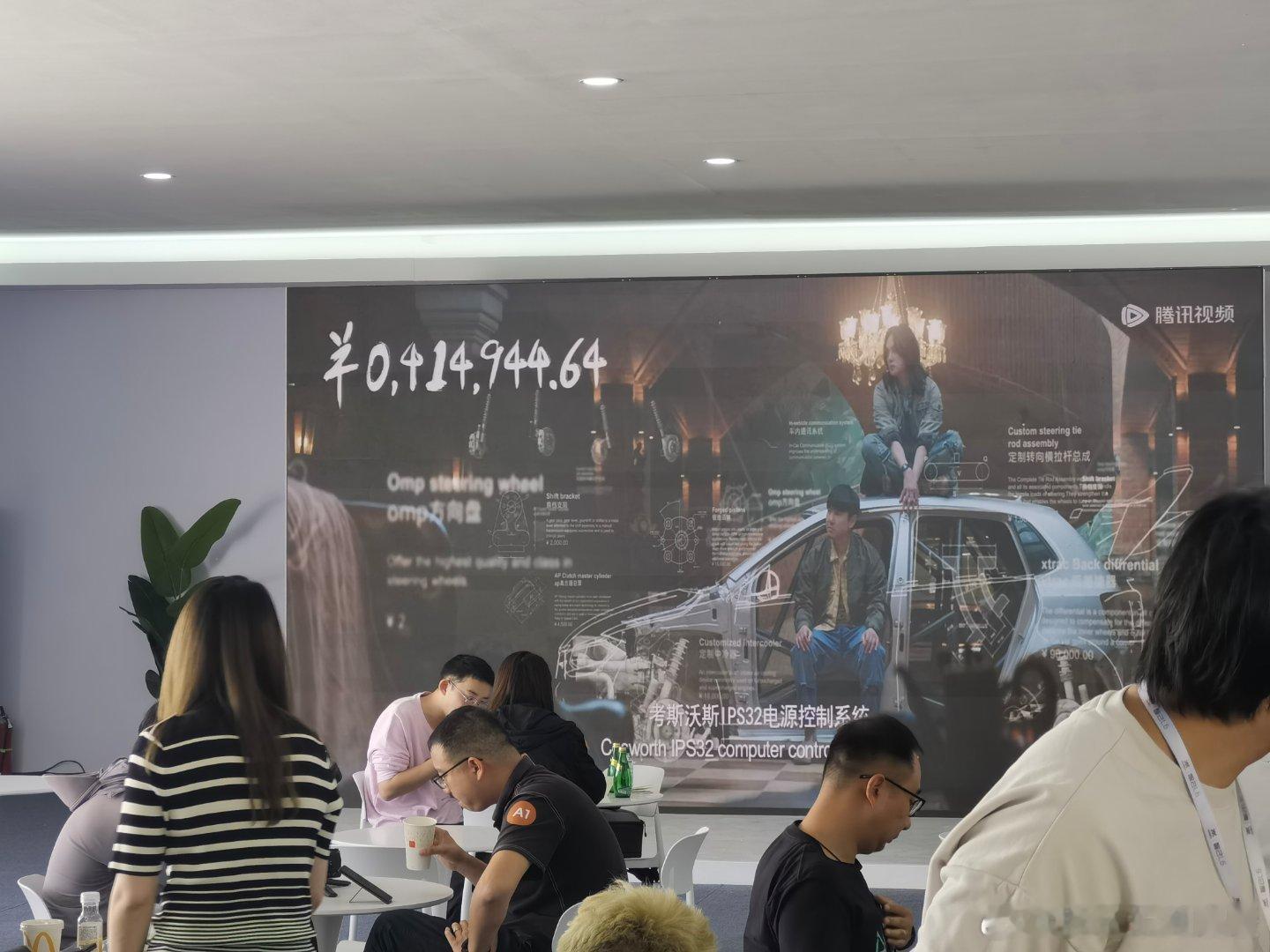 试驾会午餐时间放的电影，很对路啊，看完了下午必把车开飞边子了！算了算了，小心为妙