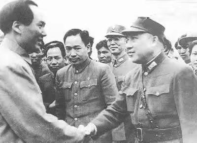 咏重庆谈判
 
勇入龙潭气自雄，身怀韬略慑枭雄。
单刀敢闯鸿门宴，一语长鸣百姓衷