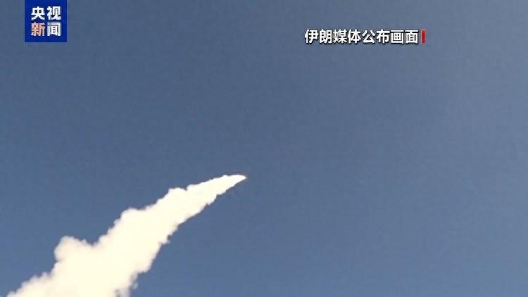 伊朗这招扮猪吃虎绝了！一枚服役14年的伊朗老导弹，直接把美以吹上天的萨德、爱国者