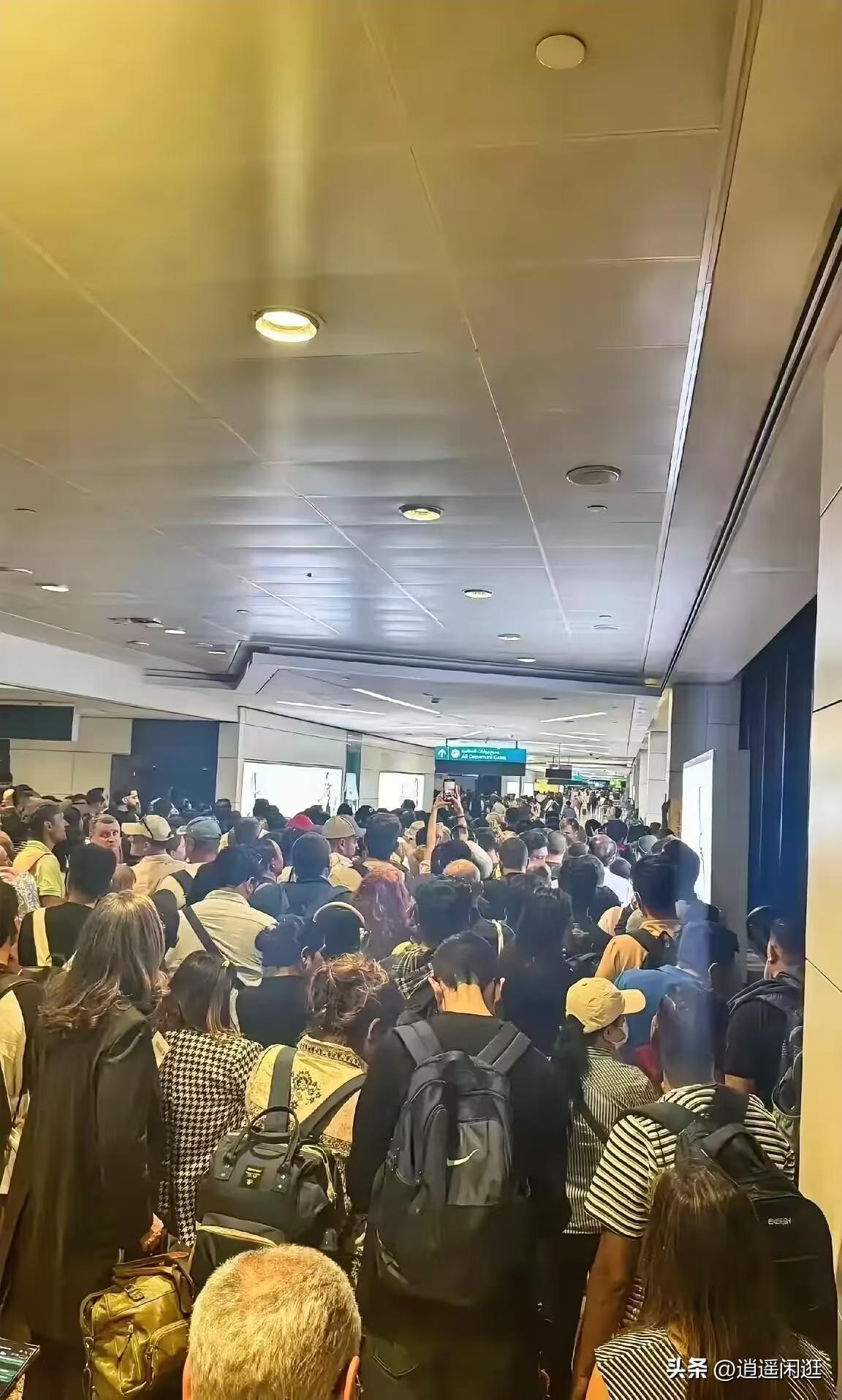 我问在迪拜的朋友，现在那边到底乱成啥样了。
朋友发来一张照片，迪拜机场大屏幕上一