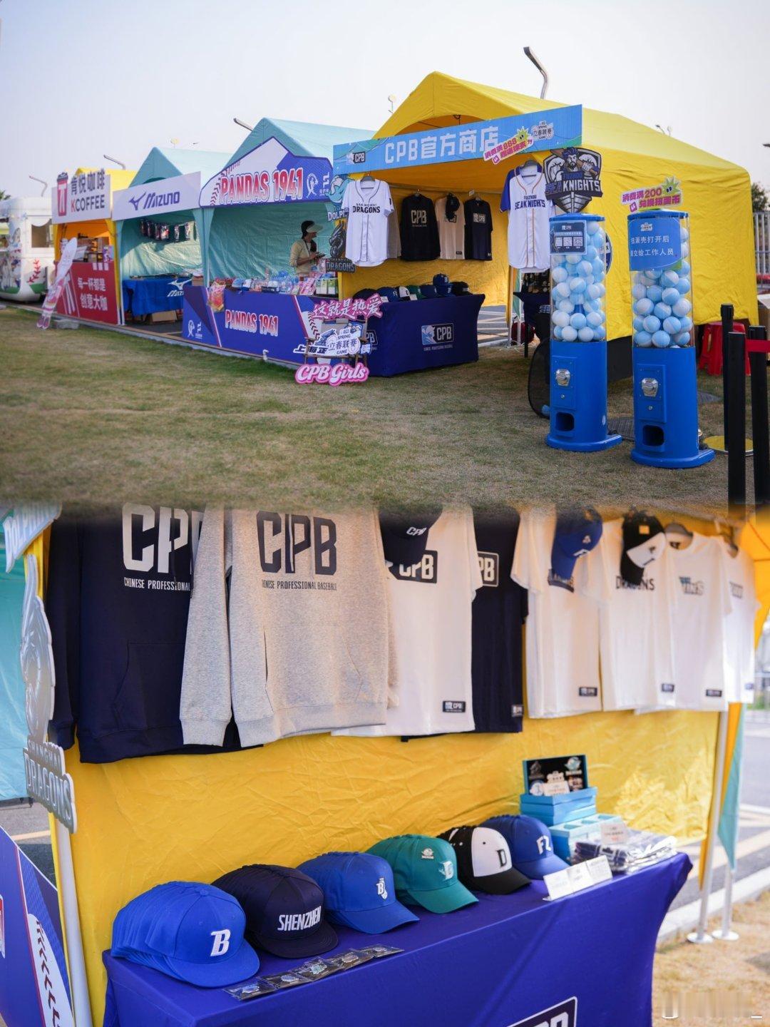 棒球服、帽子、手套……CPB联赛的出场装备也太潮了吧！运动风直接席卷时尚圈。赛场