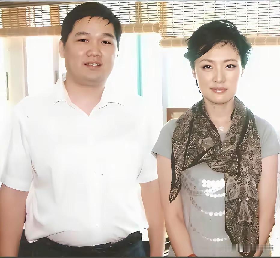 来看这张早年的生活合影，是周涛和丈夫路云。路云从事实业工作，为人低调内敛，很少出