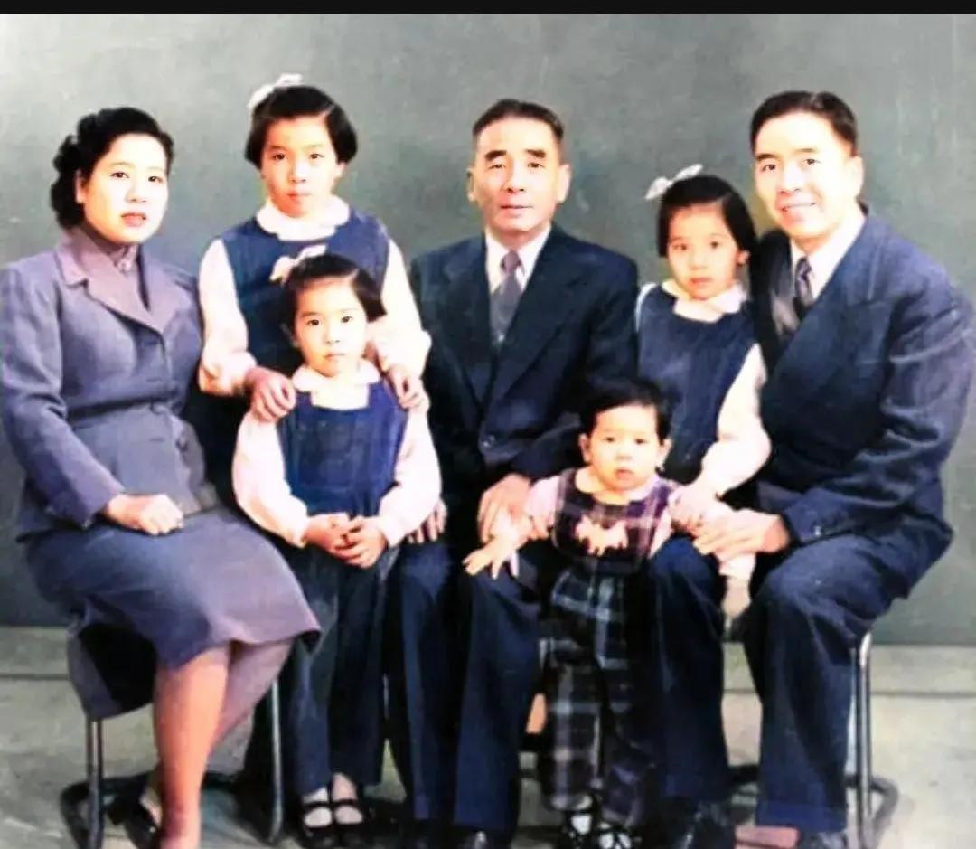 50年代，“船王”包玉刚一张罕见的全家福，镜头中的人物包括他的父亲包兆龙、妻子黄