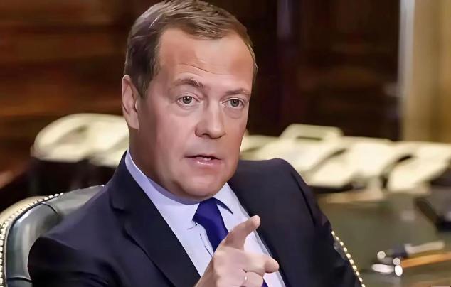 正当美国妄图染指丹麦格陵兰岛，而丹麦表示不同意之际，普京这一招——向任何美国对手