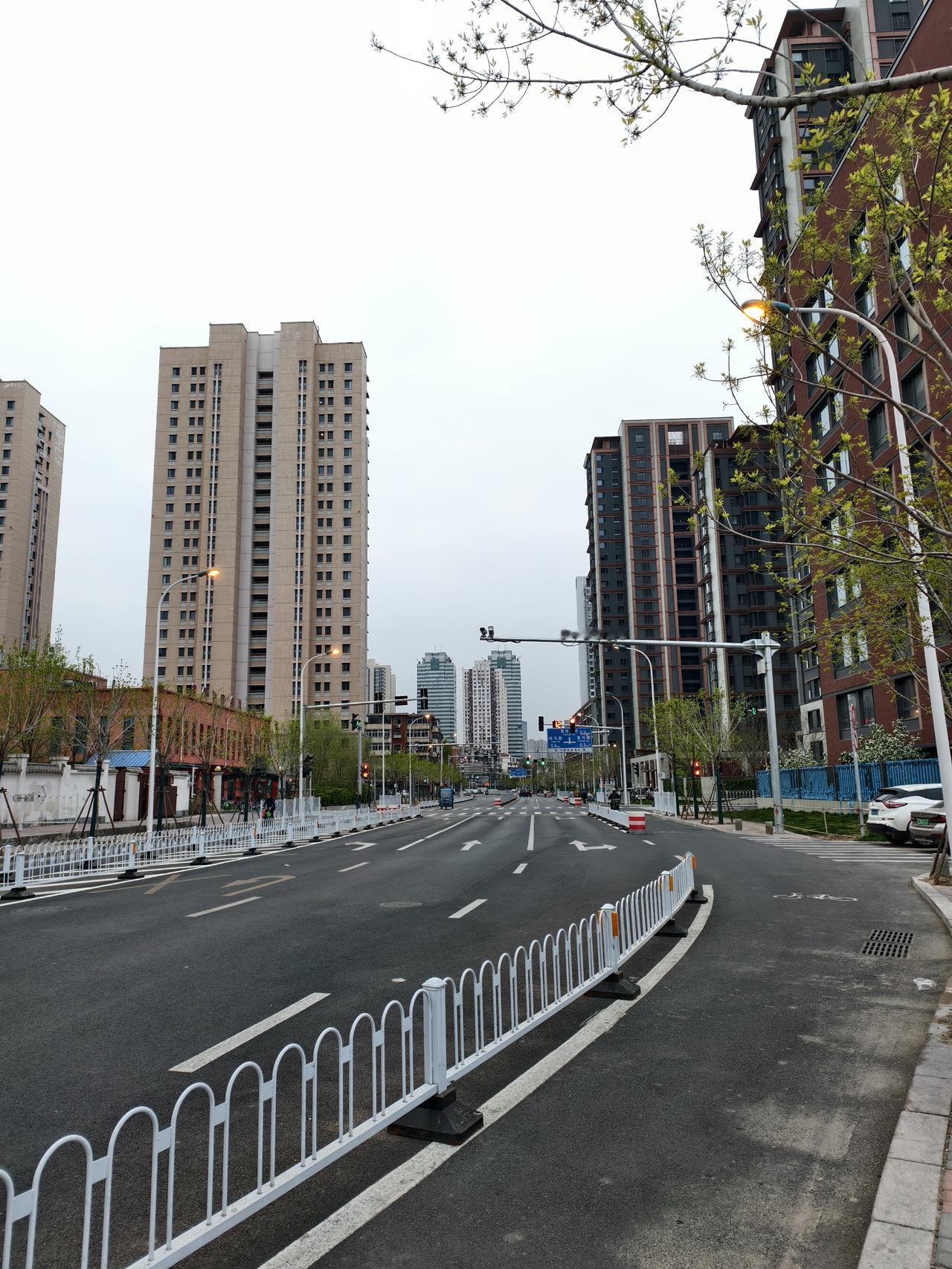 这是清晨的津城街景，人少、车少、非常清静，因为今天是星期天！