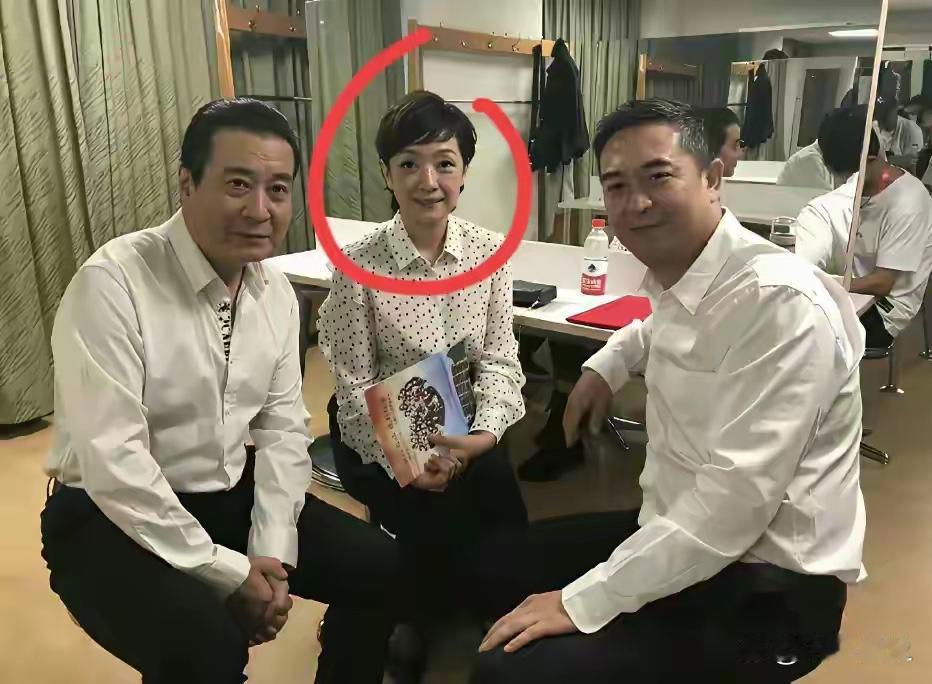 中间美女是谁？气质美丽，是不是张嘉译老婆？
中间美女是谁？气质美丽，是不是张嘉译