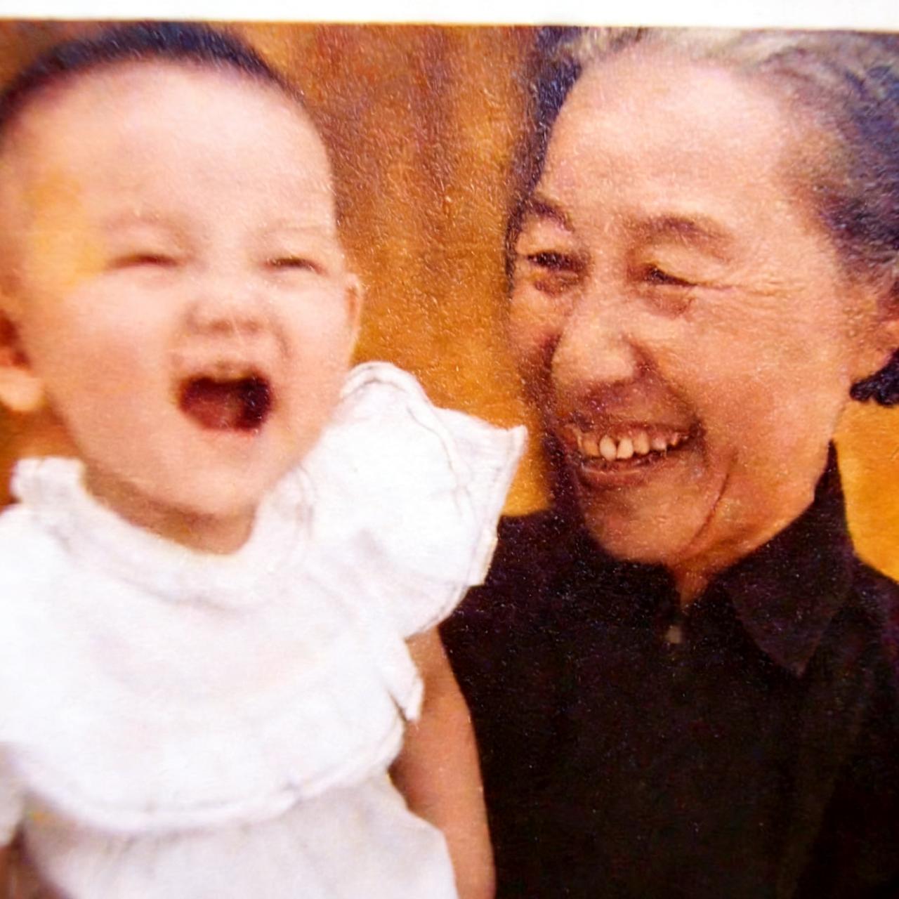 50年代，林豆豆的大姑林宝珠，抱着自己的小外孙，一张罕见的合影，照片中的她笑容灿