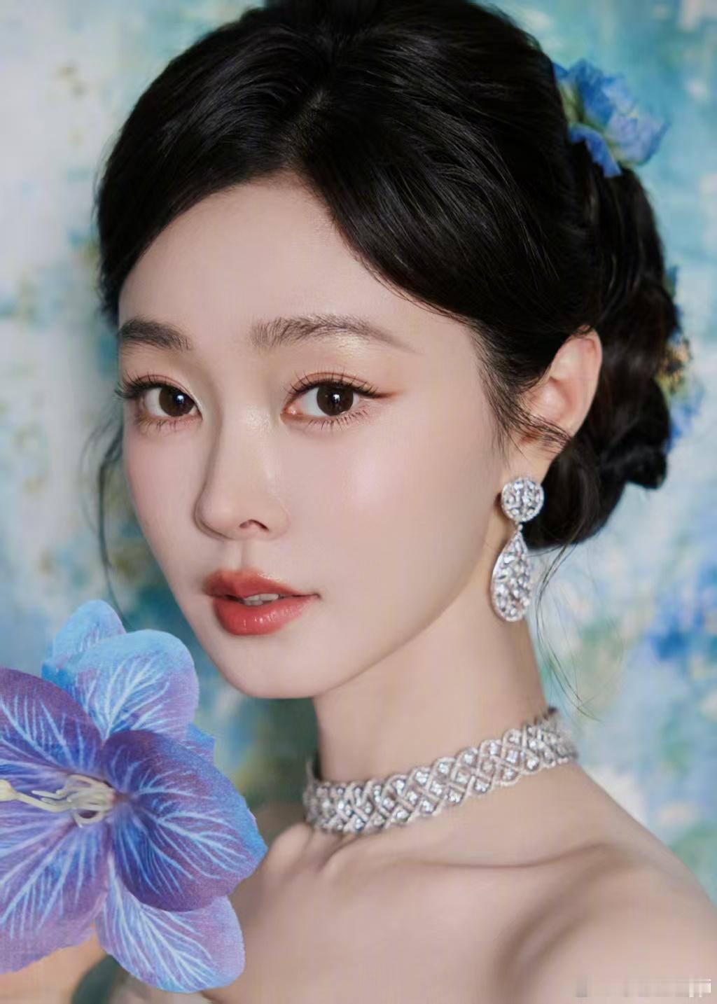 宋轶莫奈画里的公主宋轶白裙清冷感油画氛围感直接拉满，宋轶白裙造型清清爽爽，自带清