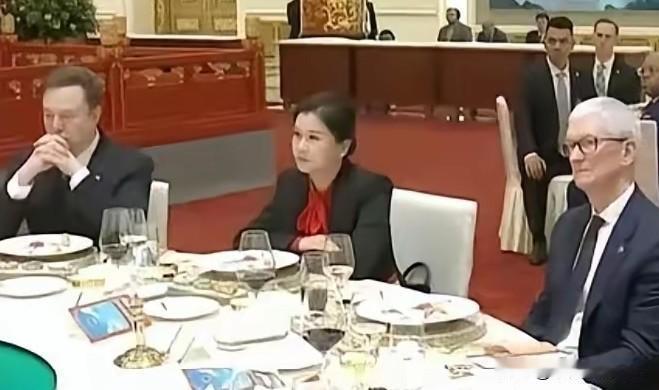 C位周群飞女士是谁？
马斯克是科技企业家的代名词，还是世界首富；库克是苹果CEO