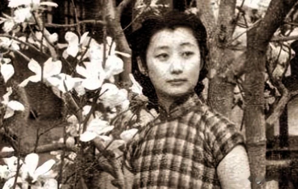 唐怡莹，又名唐石霞，是珍妃、瑾妃侄女，自幼生长于紫禁城，成年后被安排嫁给溥仪之弟