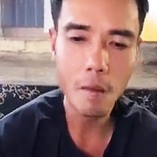 小松在越南省城安沛建民宿工地放假，小松和爸爸带着六叔和三姐来到中国云南河口。六叔