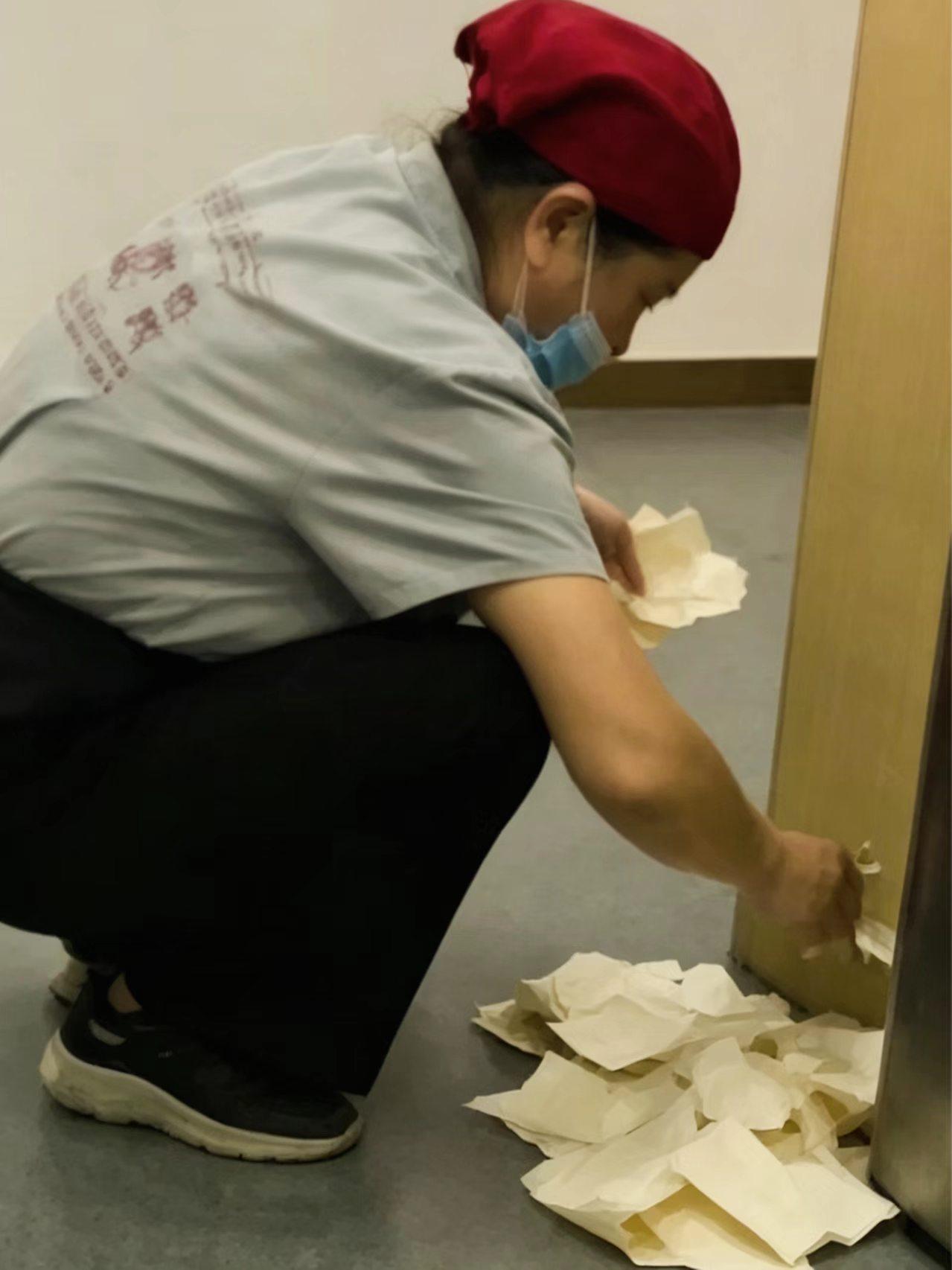引以为戒！天津连锁快餐爆出卫生问题，快餐店服务员捡地上纸巾放回公共抽纸盒。

天