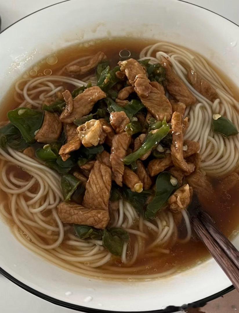 新的一天从一顿早餐开始，慢慢吃点东西，安顿好肠胃，也整理好自己的状态，烟火日常，