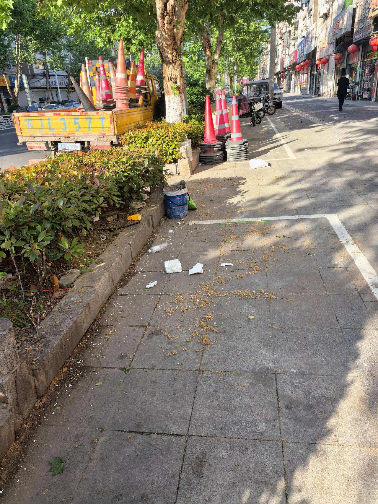 网友吐槽：滨海的环卫工节后还没上班吗？明达路、阜东北路交界口向南这一片，垃圾没人