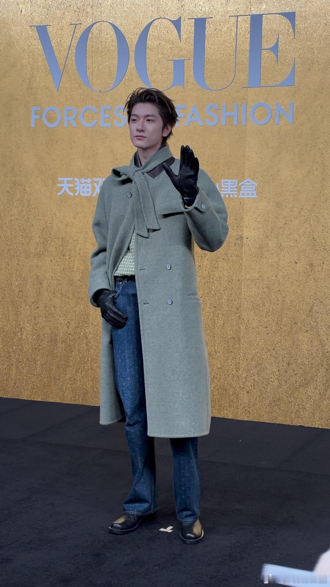 林一长款大衣只到膝盖 VOGUE盛典这张生图质感好绝，灰绿色毛呢大衣停在膝盖位置
