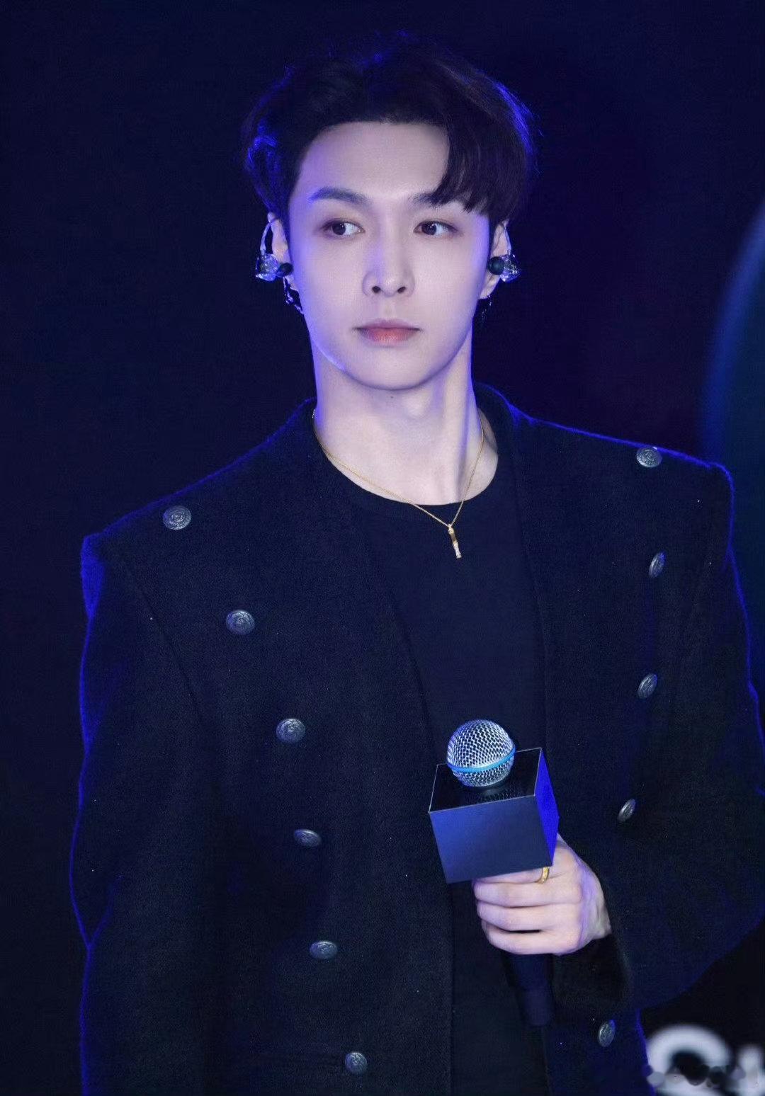 张艺兴全英文发言 佩服张艺兴的自律和积淀，全英文发言口齿清晰逻辑在线，谈吐优雅有