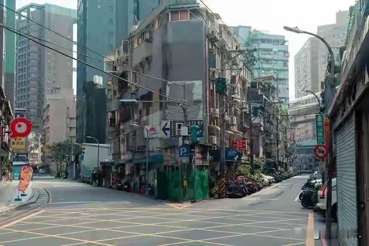 台湾新北市，一小学一年级男生，在上课期间，情绪突然失控、动手伤人，打砸东西，搞得