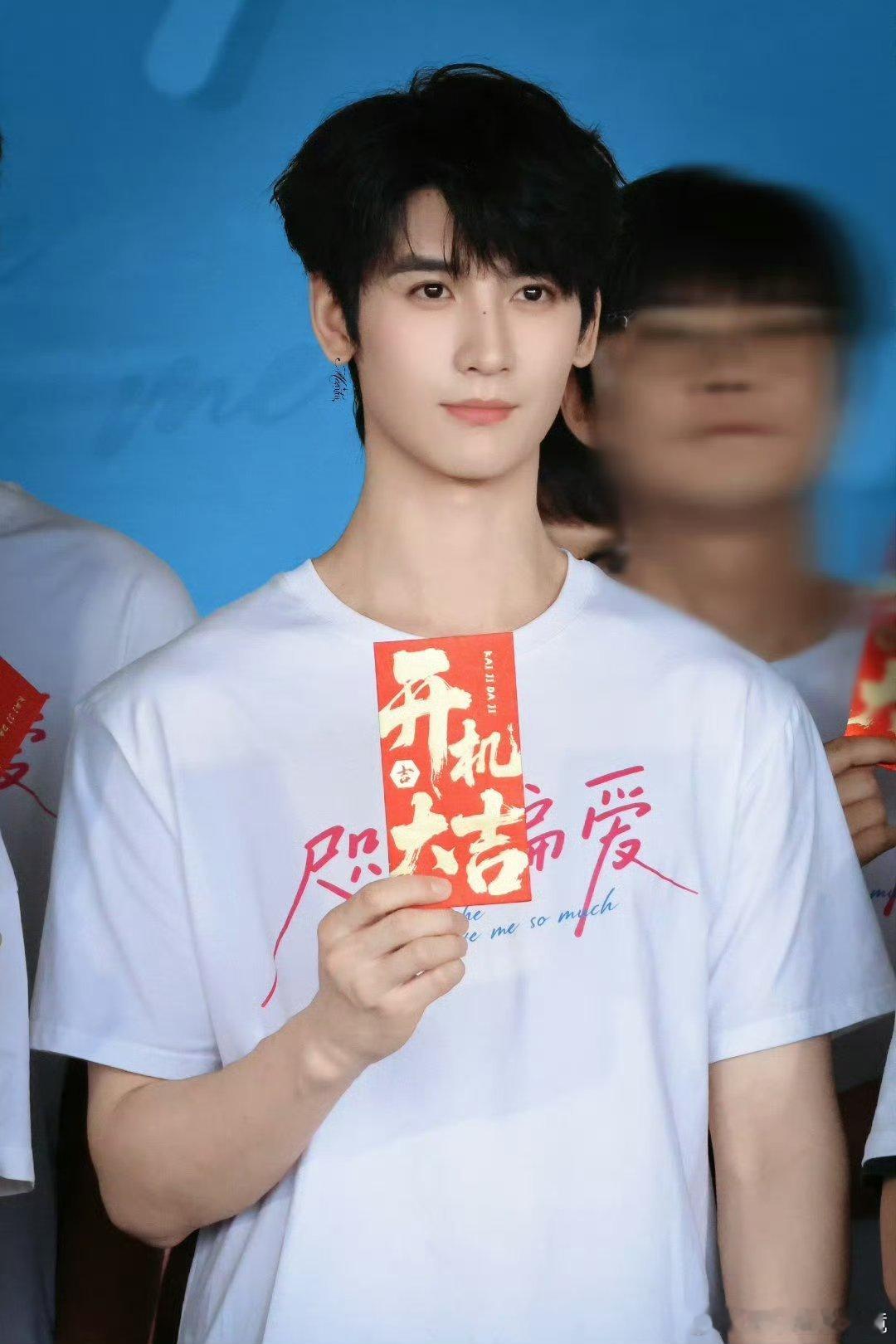 黄俊捷首个都市现偶男主《咫尺偏爱》李斯风官宣，这是黄俊捷第一个都市现偶男主。一人