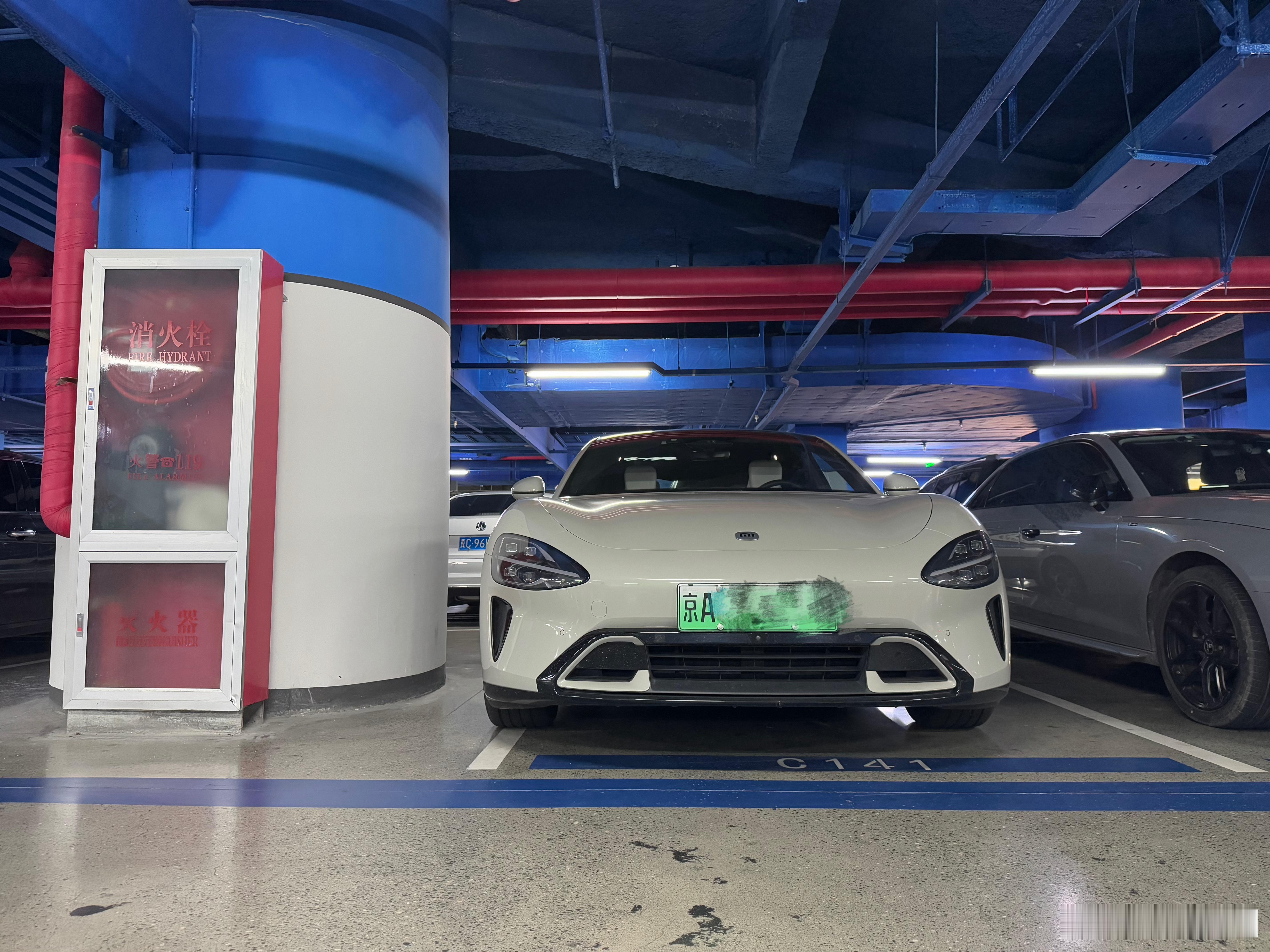 这台小米SU7真没素质这么宽的车位都停不正车轮都压到车位线外面了曝光他[喵喵]我
