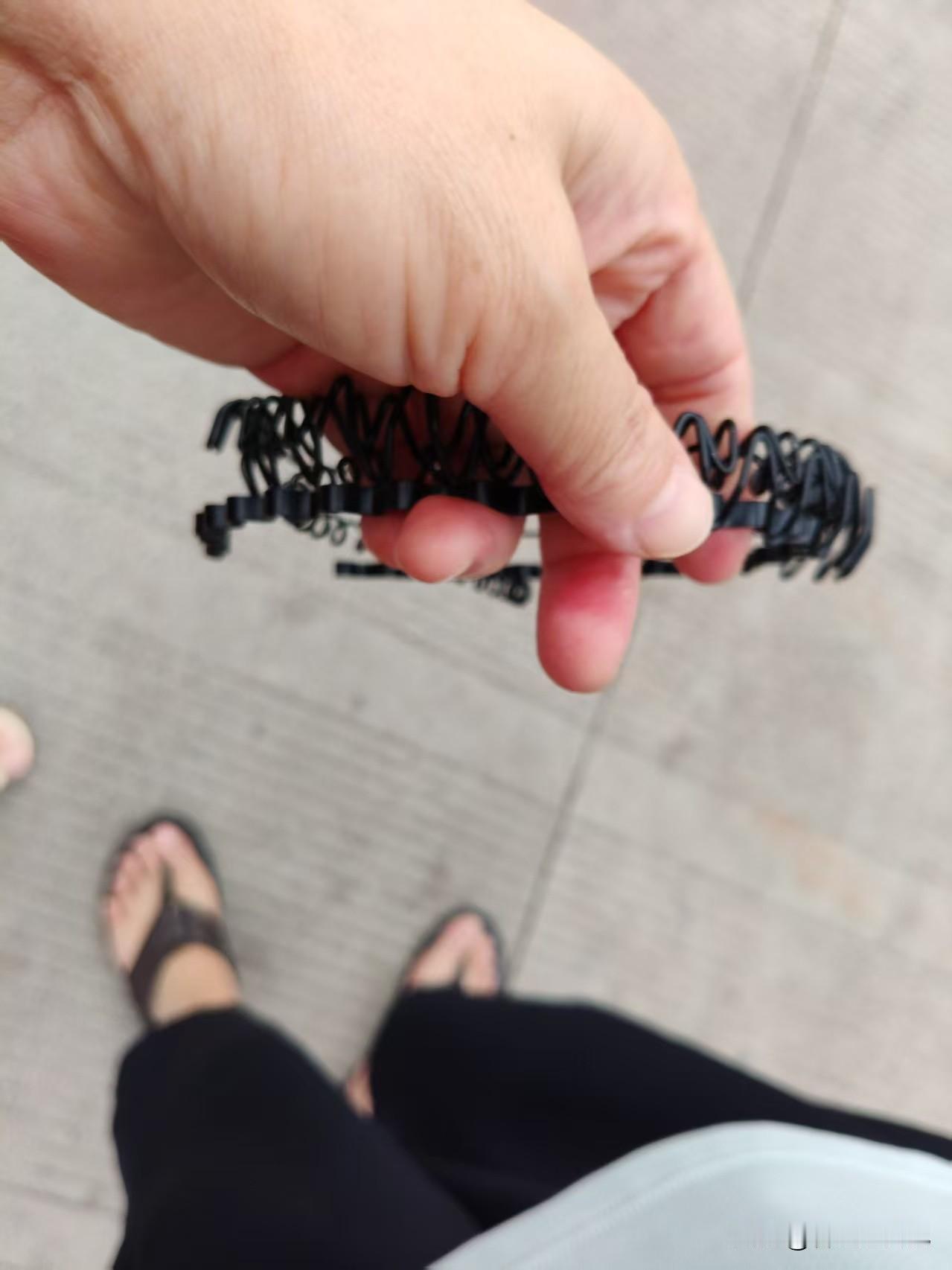 我花了3块8毛9分钱买了5个发箍。我的头发掉得很厉害，额头那儿都是光秃秃的，难看