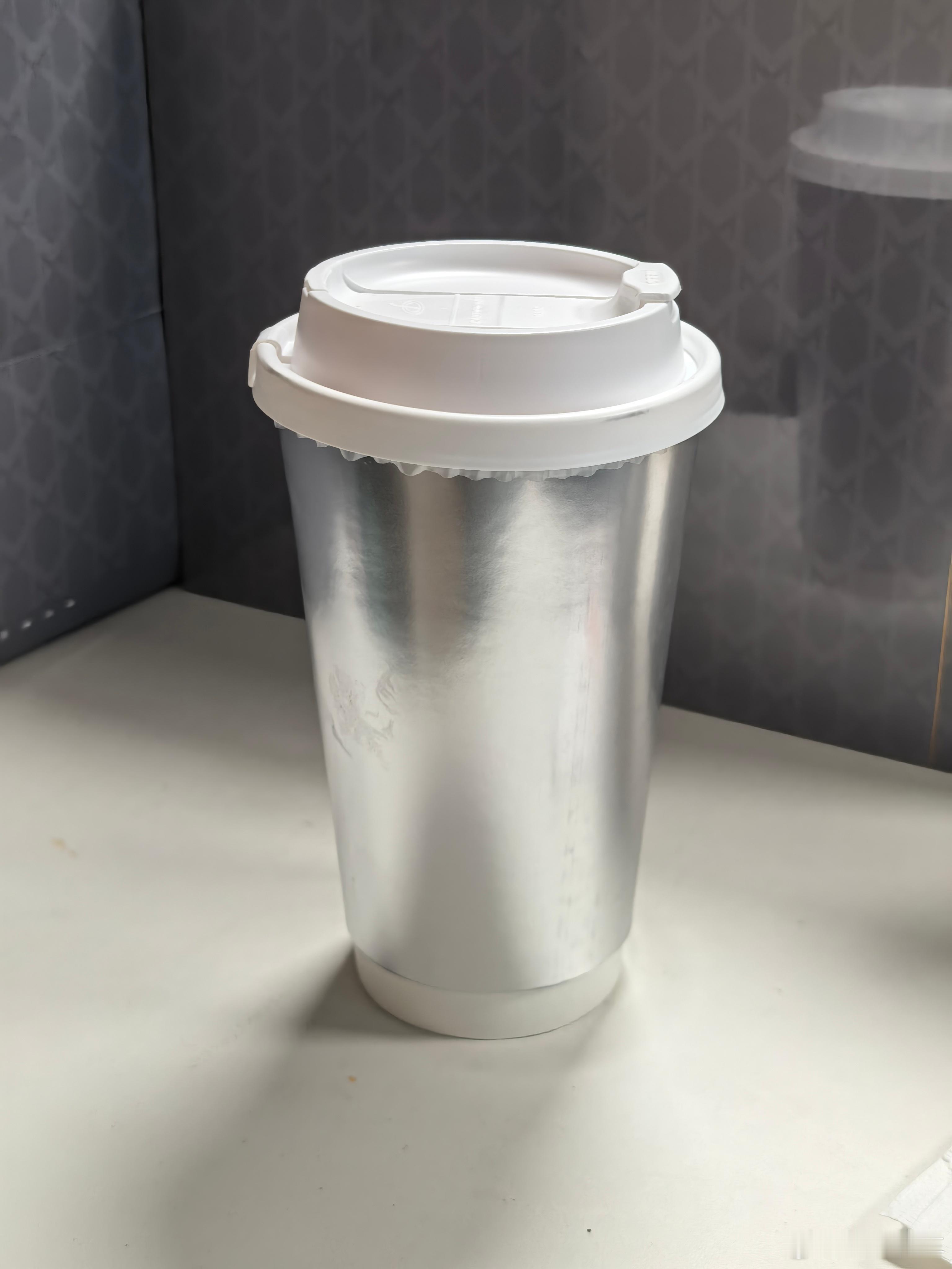 点了杯热饮还送了卫生巾和暖宝宝，好贴心呀！ ​​​