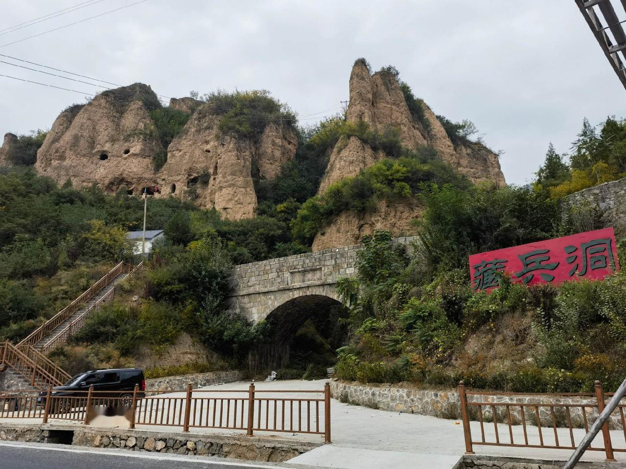 路过藏兵洞，想进去看看，收费20元，看介绍全程4500米。其实就是黄土山掏出来的