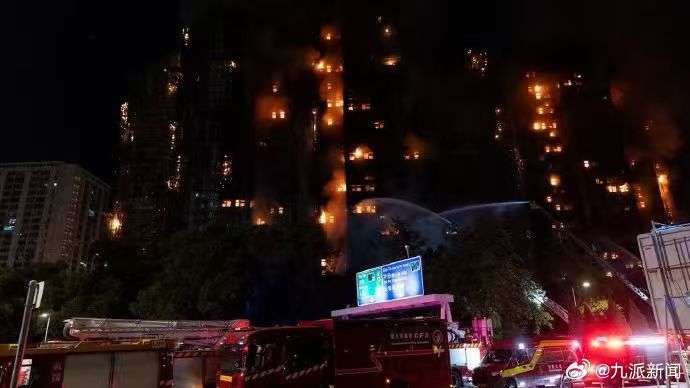 【#香港至少13所学校因火灾停课#】#香港火灾已致44人遇难# 11月26日晚，