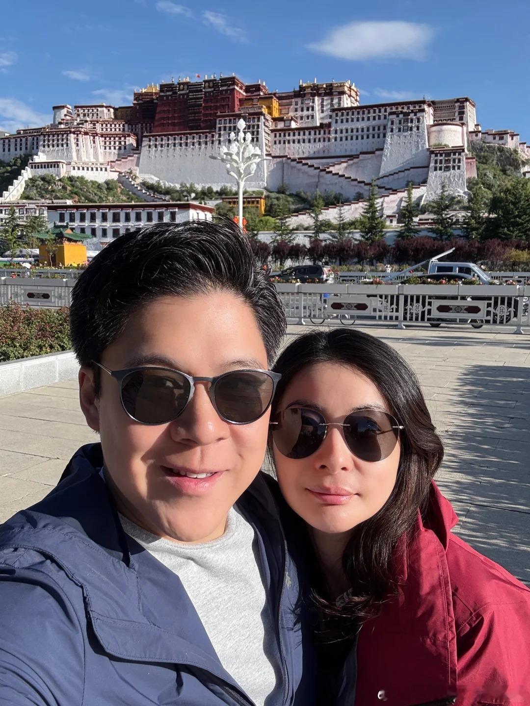 布达拉宫见证冠军风采 郭晶晶夫妇来到布达拉宫，这里成为了他们爱情传奇的又一见证地