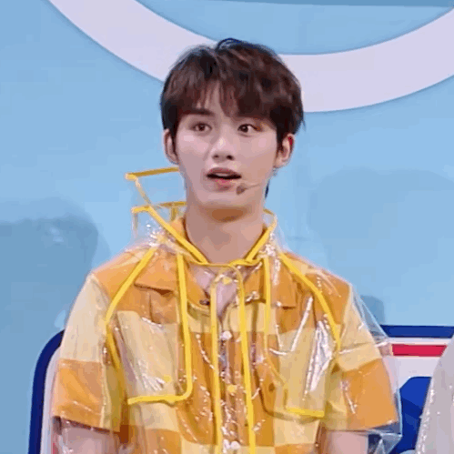 #丁程鑫玩彩带撒杨迪头上了#原来彩带还能这么玩，小丁是会玩的，给淘宝庆祝20周年