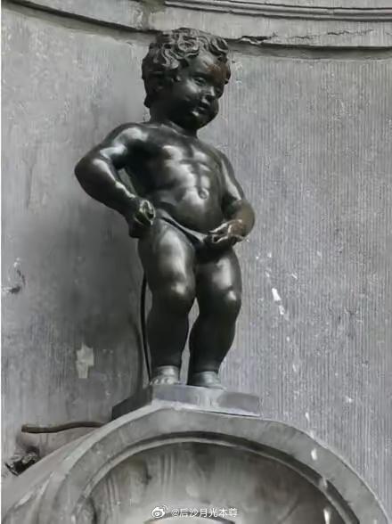 图一我们现在都差不多已经免疫了，但图二你肯定会震惊。
这就是西方，堂而皇之地这样