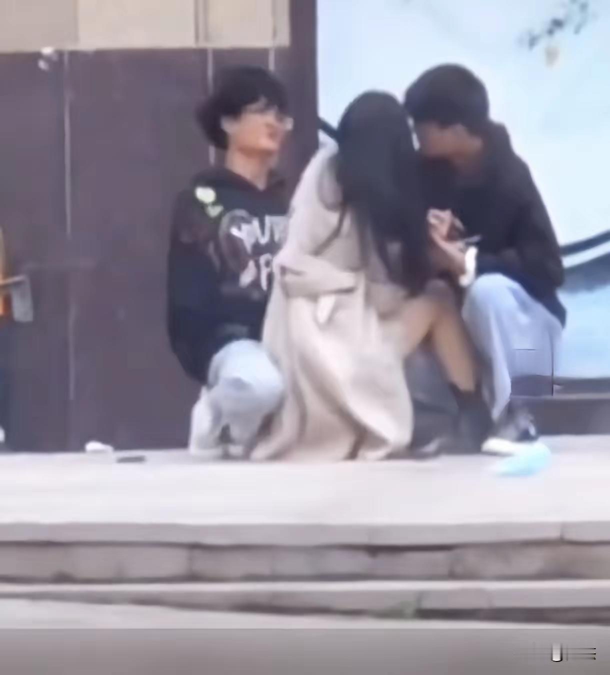 🚨 西安女摩友遭围堵，3男子被行拘！

4月22日晚，西安一名23岁女骑手等红