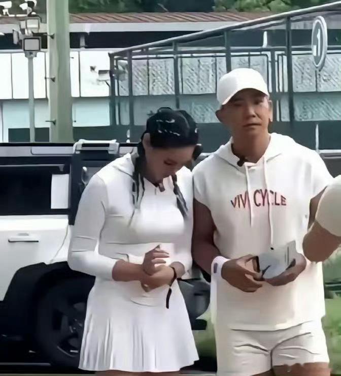 刘畊宏夫妇天天跳操，这身材看着也没瘦成一道闪电嘛，我都怀疑跳操到底能不能减肥啦 