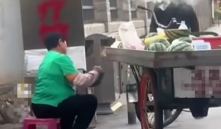 “流动瓜摊老板往西瓜上抹不明液体”已查明：摊主为方便覆盖保鲜膜，用饮用水进行擦拭，未检出食品添加剂