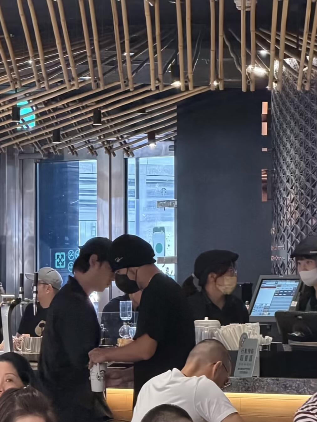周杰伦星巴克买咖啡被偶遇 代言人还要自己花钱买吗