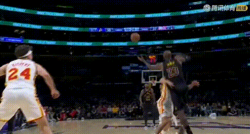 还没哨？詹姆斯这球被犯规在哪？
图1-2：人纽厄尔早早高举双手直上直下，有任何犯