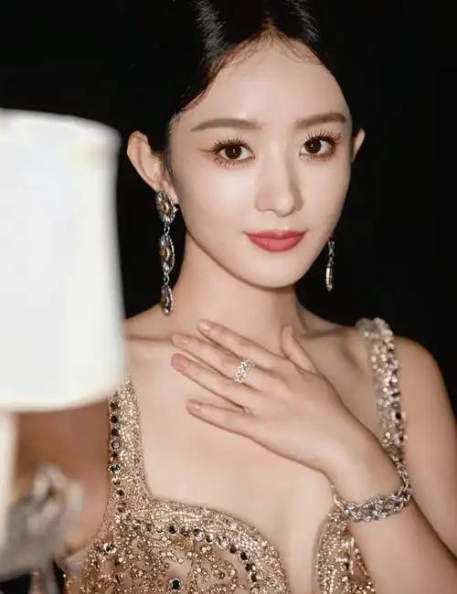 离婚四年，我才看懂赵丽颖和冯绍峰最大的区别。
你看赵丽颖的行程。
上半年手握《幸