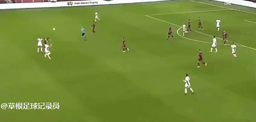 这仨后卫，但凡少一个，这球都进不了！世界杯  cr：草根足球记录员 
