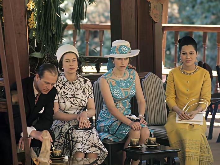 难得的画面！女王这表情，也忒松弛了！
伊丽莎白二世可能也没有想到，镜头会记录她这