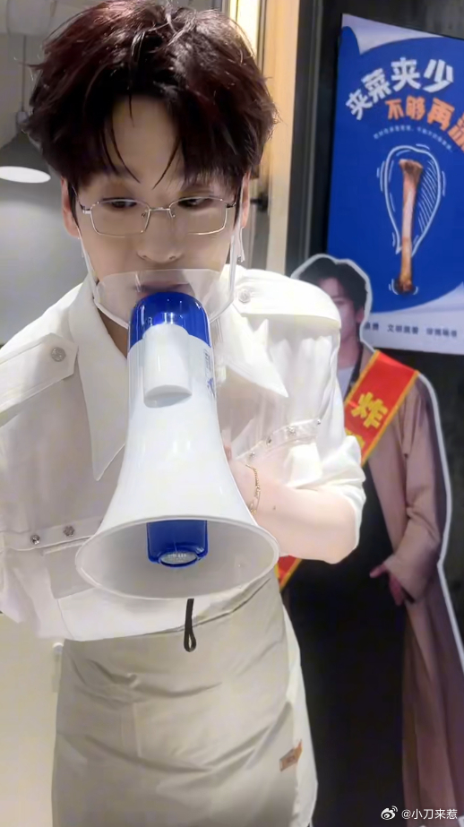 魏哲鸣扫楼追着酱板鸭梗跑你是迟来的欢喜 今天魏哲鸣扫楼简直是快乐源泉，酱板鸭梗回