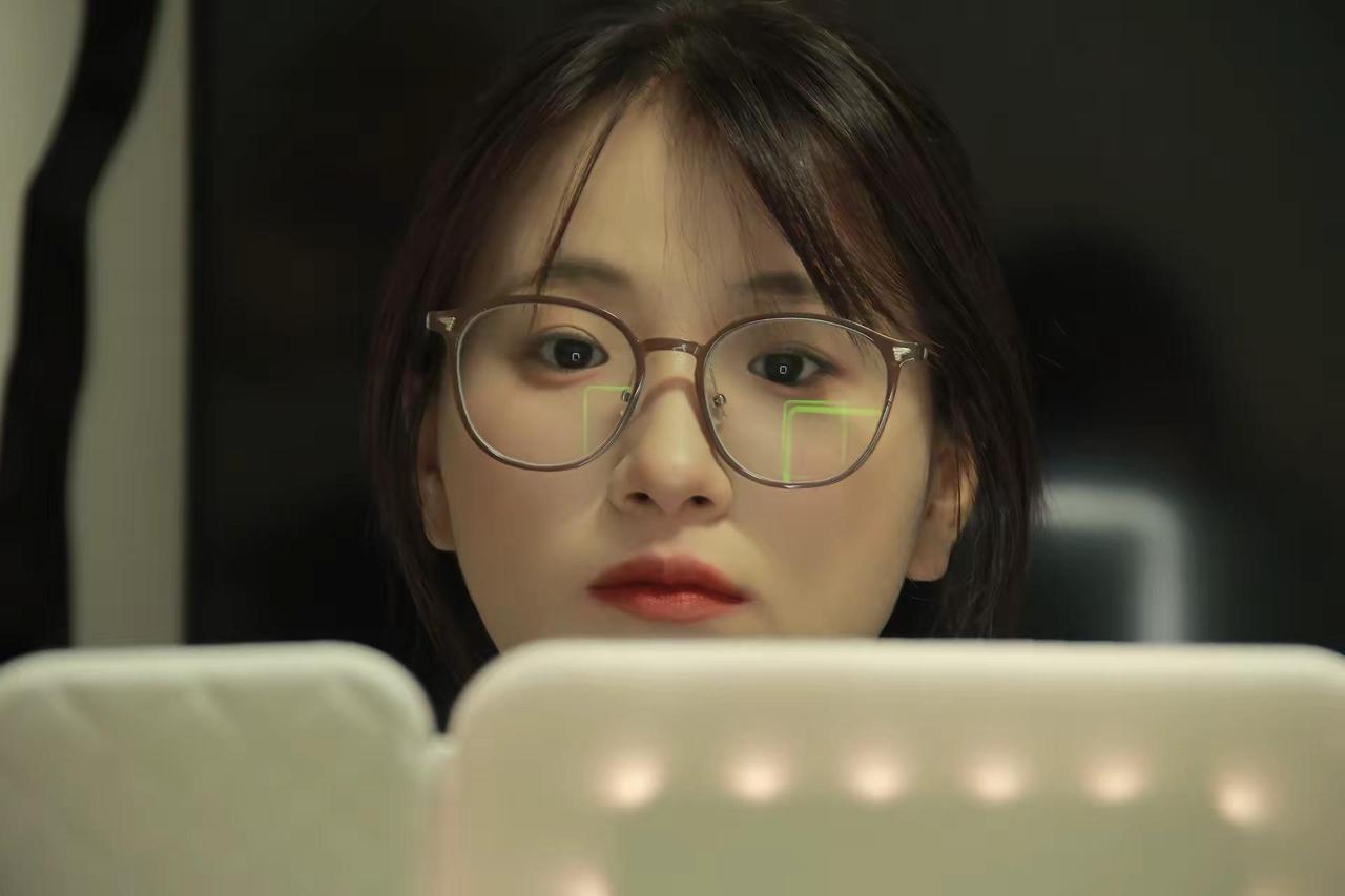 盯着我看的时候，是觉得我好看还是好骗不愧是我 女友锁屏壁纸 人生照片ccd 原相