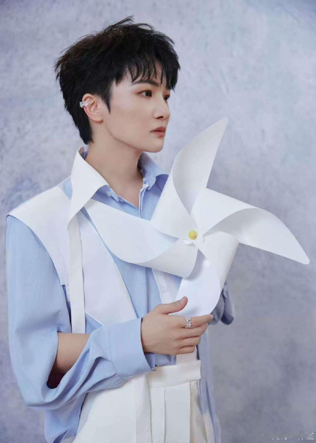 周深风车造型音乐缘计划 周深的风车造型太治愈了！浅蓝色衬衫配白色背带，手里的大风